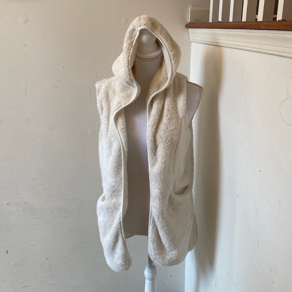 Fuzzy Vest with Pockets - Picture 3 of 8